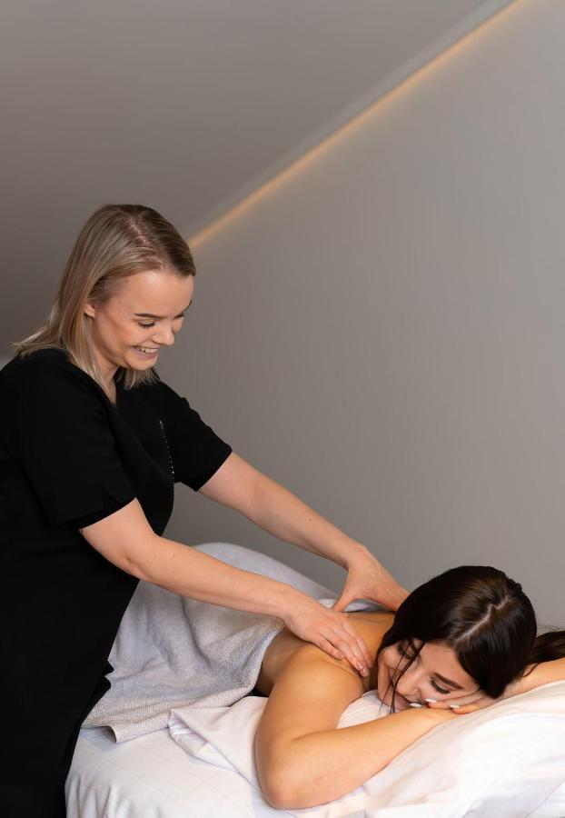 Runo Hotel Порвоо Екстер'єр фото A chiropractor treating a patient