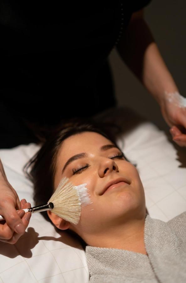 Runo Hotel Порвоо Екстер'єр фото A woman receiving a facial